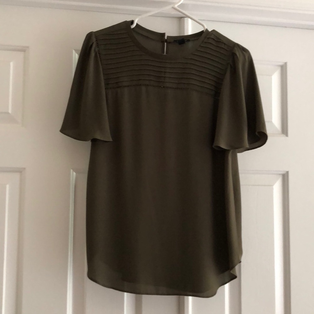 Beautiful Ann Taylor top with flutter sleeves and neck detail